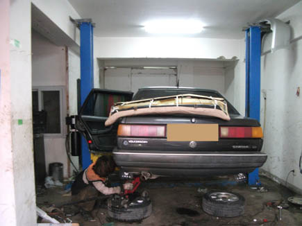 雙利千斤頂在汽車(chē)保養(yǎng)中心的應(yīng)用