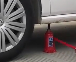 修理汽車時液壓千斤頂?shù)顾囕v受損,誰該擔責