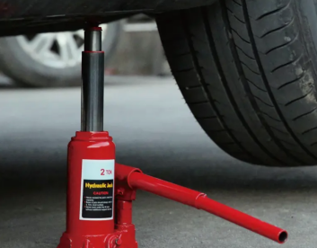 液壓千斤頂千萬不能頂升車頭位置